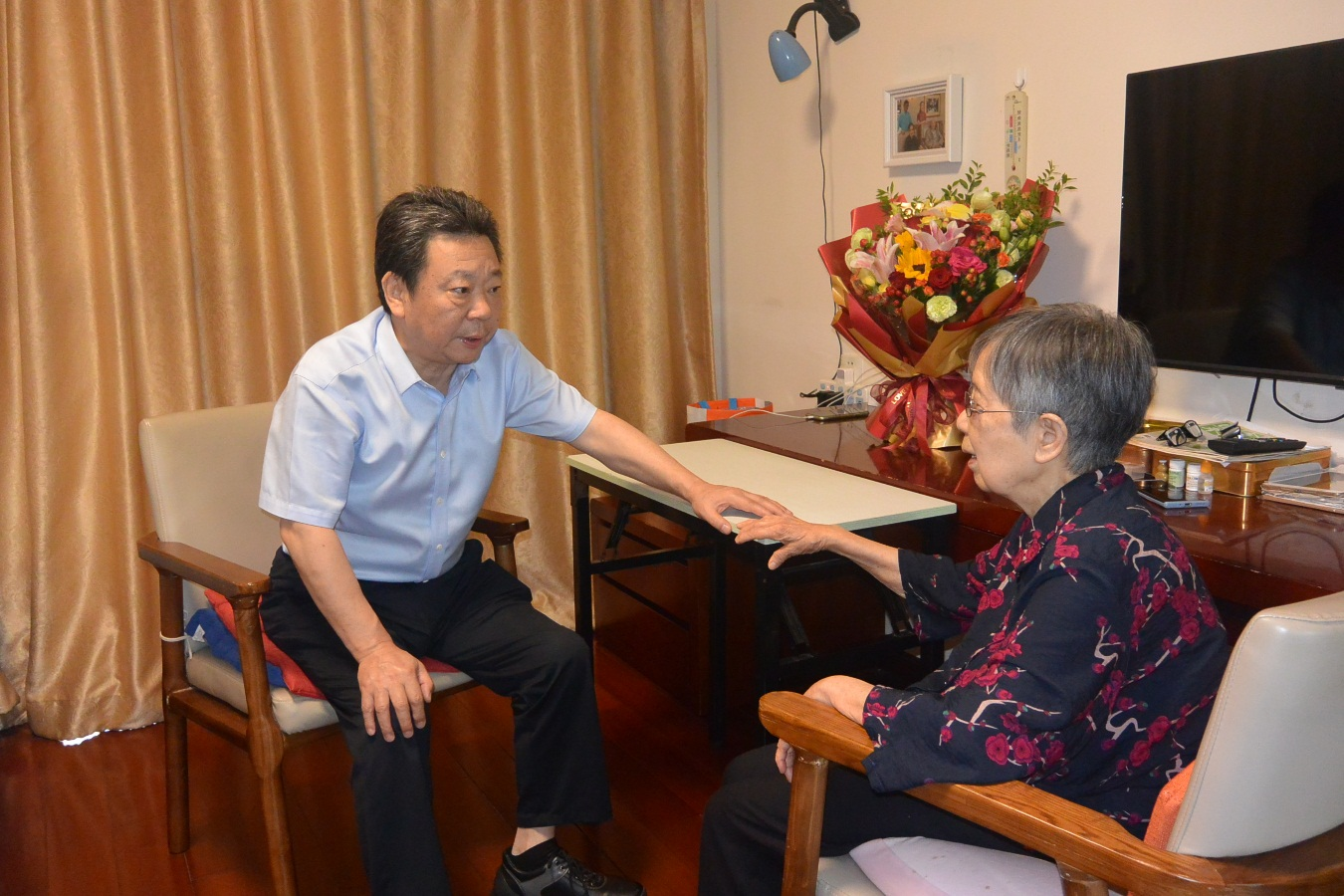 省统计局开展“七一”走访慰问老党员活动